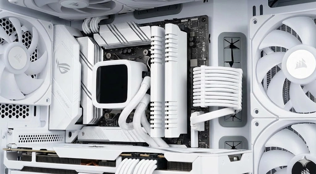 白いヒートシンクでPCに統一感を出す