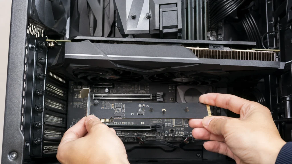 M.2増設カードをデスクトップPCのPCIeスロットへ取り付ける作業