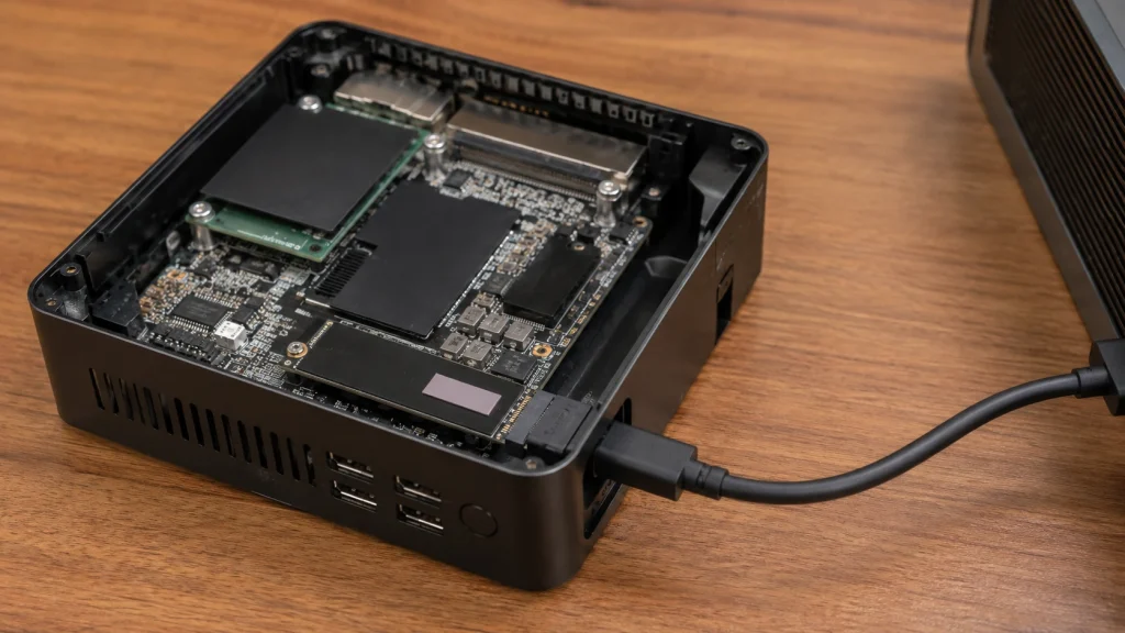 ミニPCのM.2スロットから変換アダプターを使ってOCuLinkケーブルを接続する構成