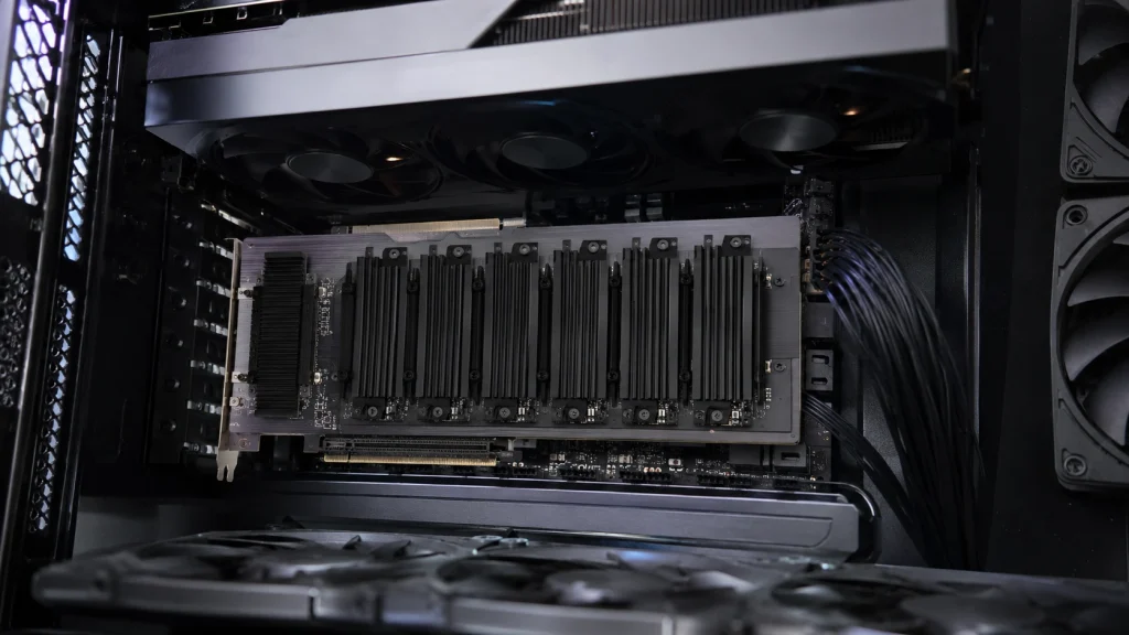 複数のNVMe SSDとヒートシンクを搭載したM.2増設カード