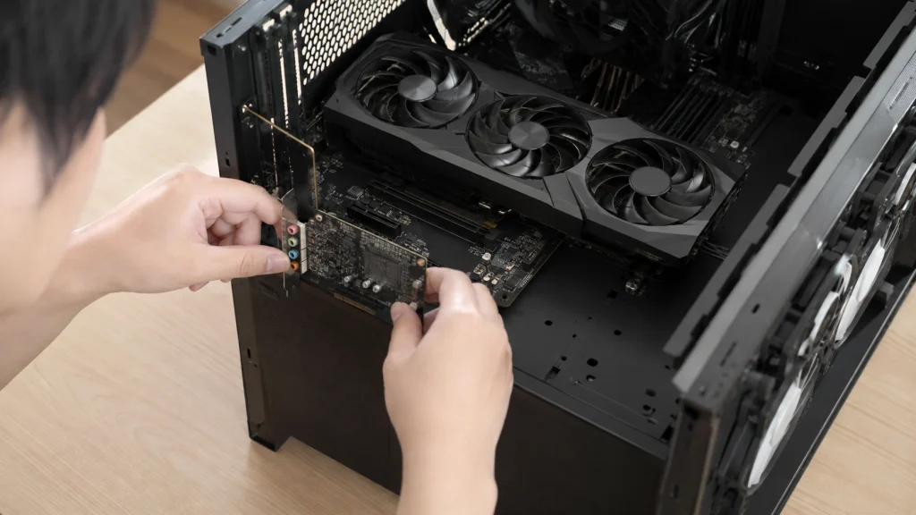 デスクトップPCのPCIeスロットへ内蔵サウンドカードを取り付ける様子