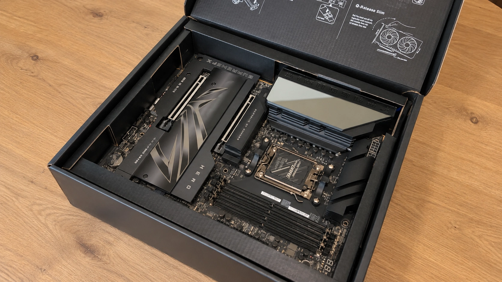 管理人が所有しているpcie-bifurcation対応のマザーボードを正面からスマホで撮影した他像